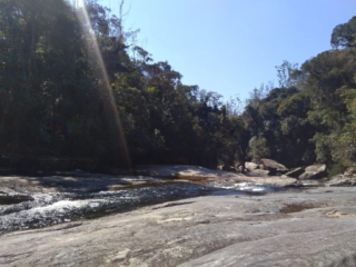 sol iluminando as águas