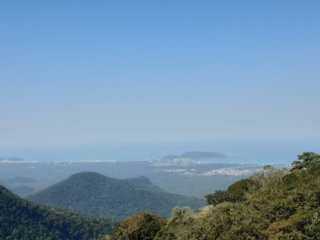 ao fundo a praia de Bertioga e o além mar