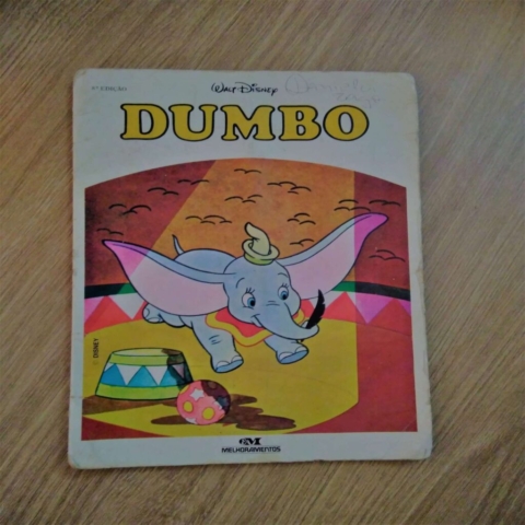 capa do livro infantil Dumbo da WaltDisney