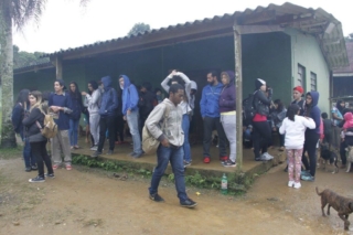 pessoas em frente a recepção da aldeia